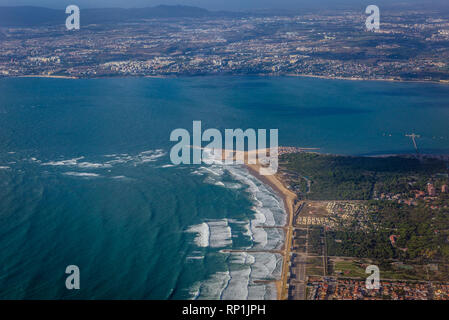 Blick aus dem Flugzeug Fenster auf einem Tagus Fluss mündet in den Atlantischen Ozean in der Nähe von Lissabon, Portugal. Stockfoto