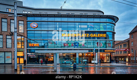 Rewe am Marienplatz in der Altstadt von Schwerin. Mecklenburg-Vorpommern, Deutschland Stockfoto