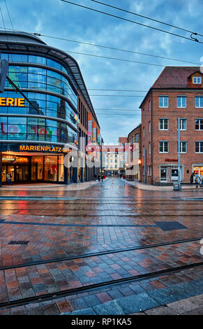 Sparkasse am Marienplatz in der Altstadt von Schwerin. Mecklenburg-Vorpommern, Deutschland Stockfoto