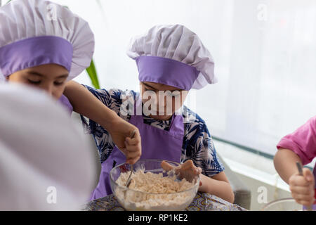 Kinder lernen Cookies in Form von einem Stern zu kochen. Fitness Club global. Stockfoto