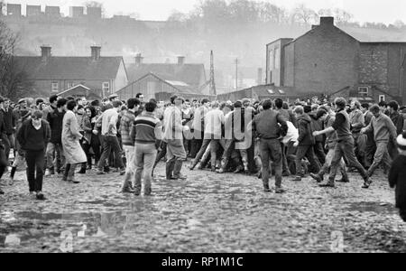 Die traditionelle Royal Faschings Fußballspiel, eine 'mittelalterlich Fußball" Spiel gespielt jährlich am Faschingsdienstag und Aschermittwoch in der Nähe von Ashbourne in Derbyshire. Überfüllten Szenen wie die beiden Tag Spiel im Gange ist. 22. Februar 1966. Stockfoto