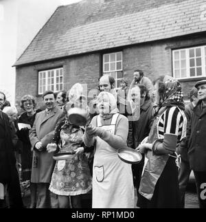 Olney, Bucks. Pfannkuchen Sie-Rennen England. Gewinner Sally Ann Faulkner, 17. Februar 1975 75-00821-002 Stockfoto