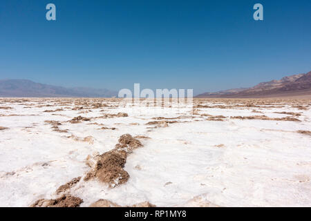 Blick über den Sechskant Salzkruste auf Badwater Basin, Death Valley National Park, California, United States. Stockfoto