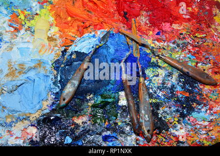 Zoom auf die Palette eines Malers in seiner Werkstatt mit Werkzeugen Stockfoto