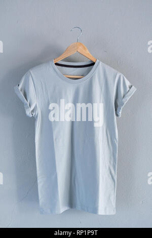 Retro Fach blau Baumwolle T-Shirt Kleidung mock up Vorlage auf grunge weiß Holz Hintergrund Konzept für den Einzelhandel Dress Shop Kulisse, Leer Flachbild vintage legen Stockfoto