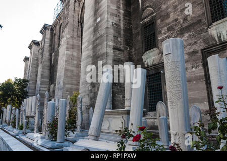 Grabsteine an der Wand der Suleimaniye Moschee, Istanbul Stockfoto