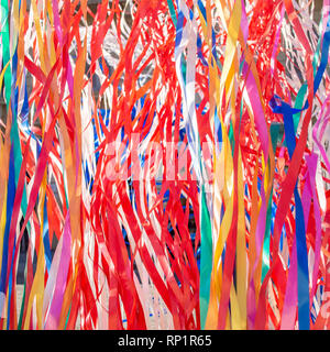 Echte farbige Bänder an den Wind, Hintergrund Stockfoto
