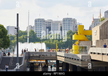 Stege der Southbank Centre in Richtung Fluss. Southbank Master Plan, London, Vereinigtes Königreich. Architekt: Glimmer Architekten, 2018. Stockfoto