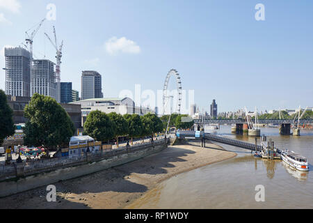 Schrägansicht auf der anderen Flussseite mit Festival Seebrücke und Promenade. Southbank Master Plan, London, Vereinigtes Königreich. Architekt: Glimmer Architekten, 2018. Stockfoto