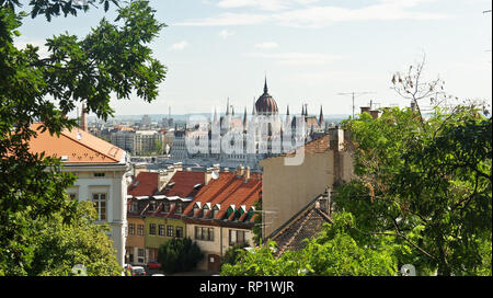 Luftaufnahme der Dächer und das ungarische Parlament auf der Bank in Budapest, sonnigen Tag, Ungarn Stockfoto