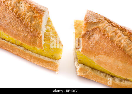 Bocadillo de Tortilla Española. Spanisch Spanische Tortilla Sandwich auf weißem Hintergrund Stockfoto