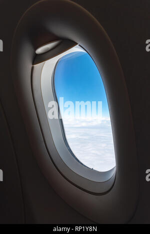 Die Fenster des Flugzeuges. Ein Blick auf die bullaugen Fenster an Bord eines Airbus für Ihre Reise Konzept oder Beifahrer-Transport. Stockfoto