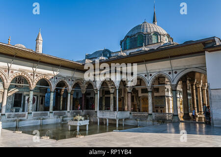 Die obere Terrasse mit Brunnen, İftar bower und Bagdad Kiosk, Topkapi Palace, Istanbul Stockfoto