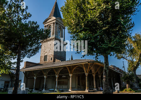 Der zweite Innenhof: Die Kuppelkammer des kaiserlichen Rates und im Hintergrund der Turm der Justiz, der Topkapi-Palast, Istanbul Stockfoto