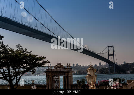 Die Martyr-Brücke vom 15. Juli, Blick vom Beylerbeyi-Palast, Istanbul Stockfoto