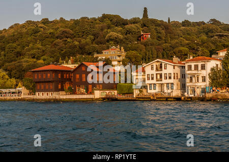 Der osmanischen Zeit Villen und niedrigen Gebäuden auf der asiatischen Küste des Bosporus, Istanbul Stockfoto