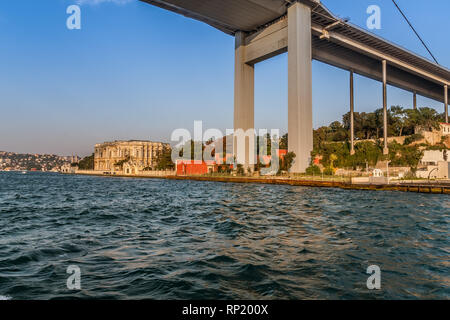 Der Beylerbeyi-palast und Juli 15 Martyrs' Brücke, Istanbul Stockfoto