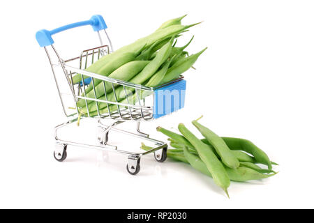 Grüne Bohnen in mini Warenkorb auf einem weißen Hintergrund. Stockfoto