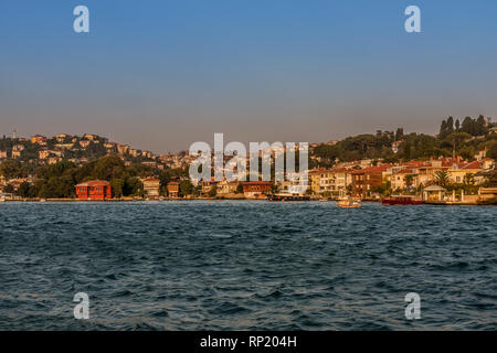 Der asiatischen Seite des Bosporus mit Sadullah Pasa Yalısı (Herrenhaus) Stockfoto