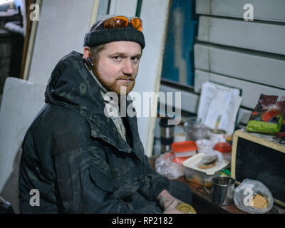 Porträt eines Mannes bei einem Mittagessen am Arbeitsplatz Stockfoto