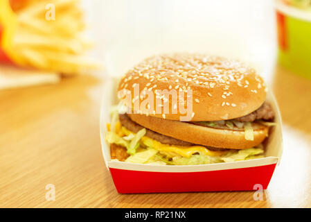 Saftige frische doppelten Cheeseburger in Paket öffnen Stockfoto