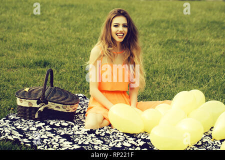 Frau auf Picknick mit Ballons Stockfoto