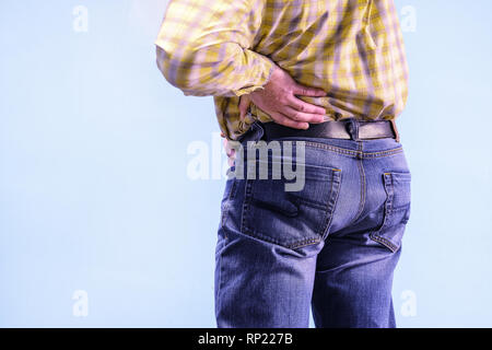 Ein Mann mit Rückenschmerzen, Rheuma, Osteochondrose. Rückenschmerzen. Leiden unter Schmerzen. Business mann Leiden von Nacken- und Rückenschmerzen Stockfoto