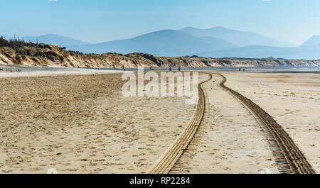 Reifen Titel den Weg auf llanddwyn Beach, Whitby, North Wales, UK. Am 15. Februar 2019 berücksichtigt. Stockfoto