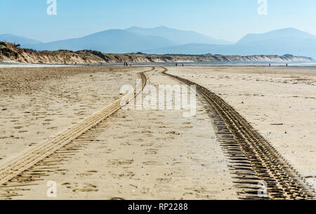 Reifen Titel den Weg auf llanddwyn Beach, Whitby, North Wales, UK. Am 15. Februar 2019 berücksichtigt. Stockfoto