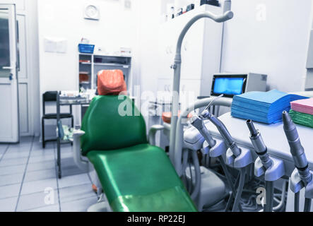 Zahnarzt, Mundhygiene, zahnmedizinische Instrumente close-up. Die Arztpraxis ist mit einem Sessel und spezielle Beleuchtung für zahnmedizinische Behandlung ausgestattet Stockfoto