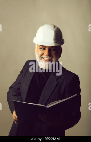 Mann in harten Hut lächeln Stockfoto
