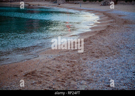 Einen Sandstrand am Meer in der Dämmerung mit einem blauen Himmel im Hintergrund. Ruhe und Frieden Konzept in den Urlaub Stockfoto