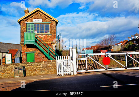 Bedale Stellwerk und Bahnübergang, Bedale, Wensleydale Railway, North Yorkshire, England Stockfoto