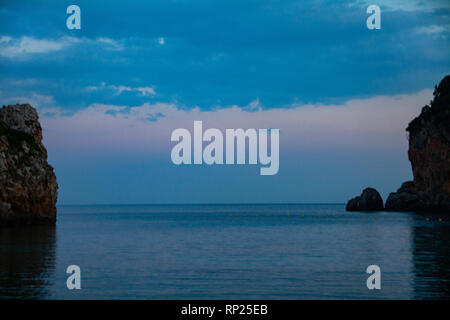 Einen Sandstrand am Meer in der Dämmerung mit einem blauen Himmel im Hintergrund. Ruhe und Frieden Konzept in den Urlaub Stockfoto