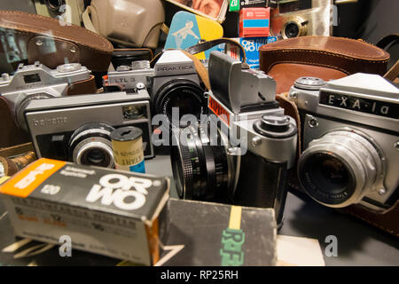 Das DDR Museum in Berlin, Deutschland. Eisernen Vorhangs Kameras. Stockfoto