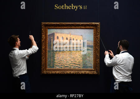Galerie Assistenten einstellen Le Palais Ducal von Claude Monet, während ein Foto für Sotheby's Impressionismus, moderne Kunst und Surrealistische Kunst Verkauf, in London. Stockfoto