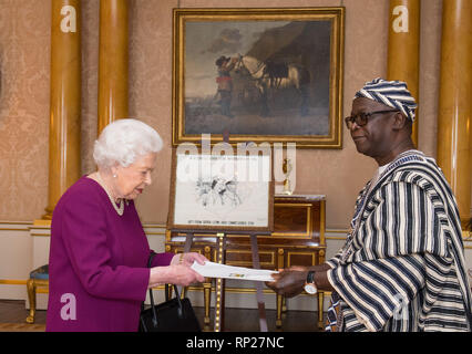 Queen Elizabeth II trifft Botschafter von Sierra Leone Tamba Lamina an ein Publikum im Buckingham Palace, London. Stockfoto