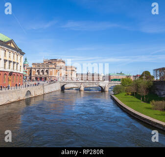 Stockholm, Schweden - 6. Mai 2016: Alte Stockholmer Stadtbild mit Königliche Oper und Norrbro Brücke, Foto aus Riksbron Brücke genommen, normale Mitarbeiter Stockfoto