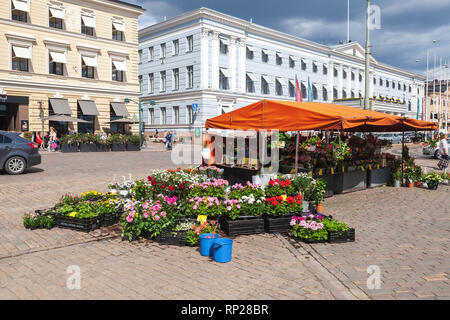 Helsinki, Finnland - 21. Mai 2016: Outdoor Flower Shop mit einfachen Menschen auf der Straße von Helsinki Stockfoto