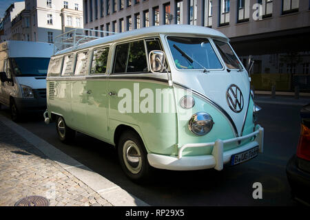Eine klassische Volkeswagen Minibus auf der Straße in Berlin, Deutschland geparkt. Stockfoto