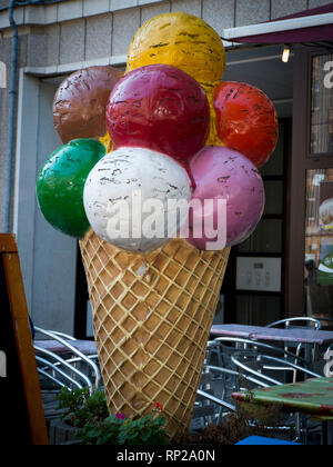 Ein großes Eis Anzeige außerhalb ein Cafe in Berlin, Deutschland. Stockfoto