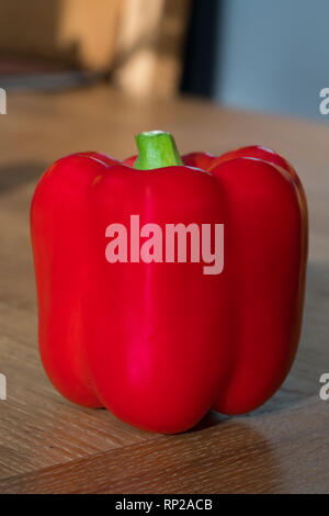 Nahaufnahme eines rote Glocke oder Paprika auf einem hölzernen Oberfläche Stockfoto