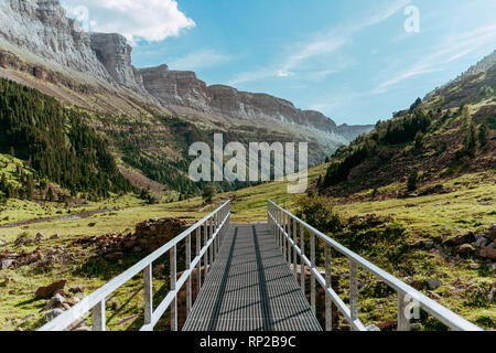 Ansicht der Circo de Soaso und Brücke im Tal, Ordesa Nationalpark, Aragon. Pyrenäen, Spanien Stockfoto