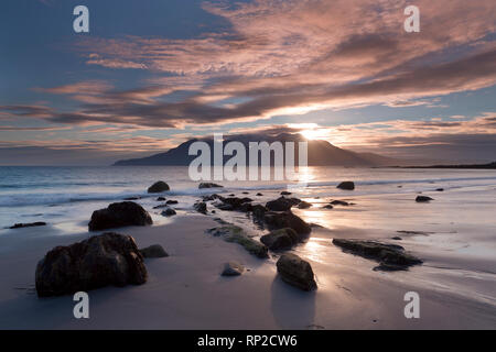 Sommeruntergang über der Insel Rhum, Hebrides Stockfoto