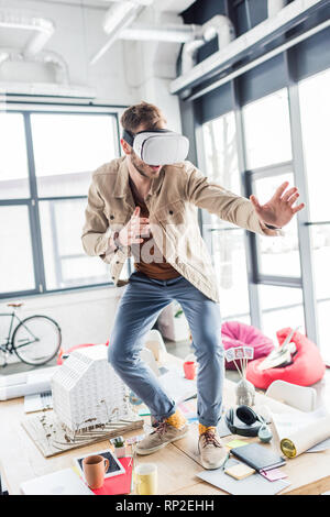 Überrascht männlichen Architekten gestikulierte mit Händen, während in der virtuellen Realität im Loft Büro Stockfoto
