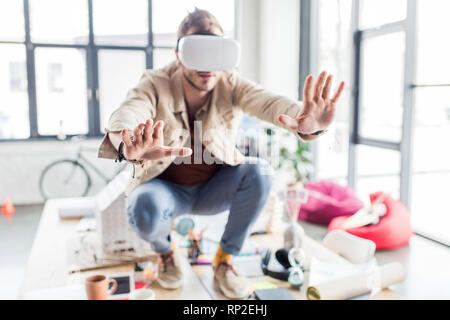 Selektiver Fokus der männlichen Designer gestikulierte mit Händen, während in der virtuellen Realität im Loft Büro Stockfoto