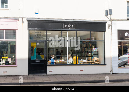 Die Würfel Box Board Game Cafe in der Regent Street, Leamington Spa, Warwickshire Stockfoto