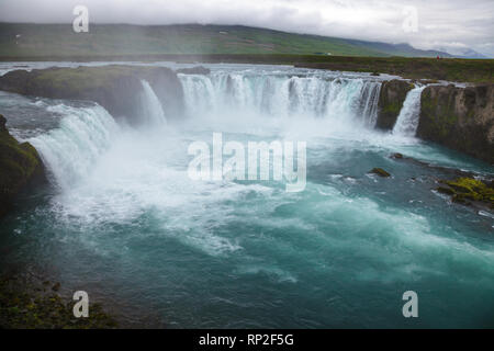 Goðafoss (Wasserfall der Götter) Wasserfall auf dem Fluss Skjálfandafljót auf dem nördlichen Teil der Sprengisandur Highland Road, Highlands, Nordosten Stockfoto