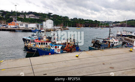 Fischtrawler festgemacht und angebunden an die Hafenmauer in Dunmore East, County Waterford, Irland Stockfoto