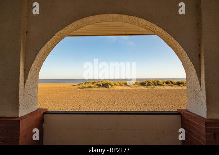 Auf der Suche durch den Bogen in Richtung Strand, Dünen und das blaue Meer hinaus Stockfoto